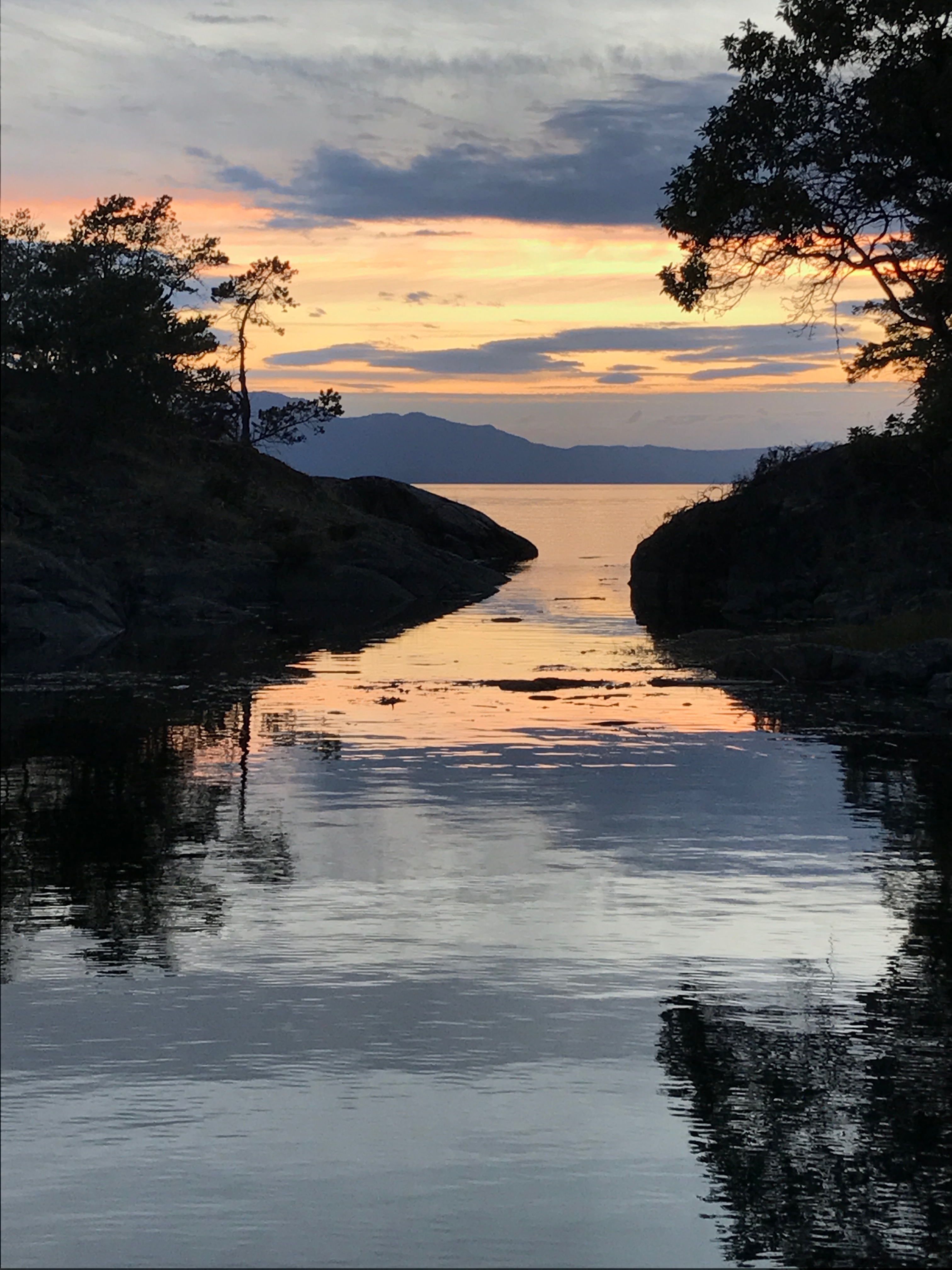 Stern ties and cultural (in)competence Smuggler Sunset